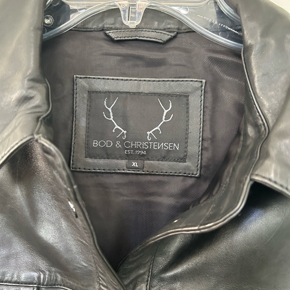 Beautiful butter soft black leather. 2 breast pockets and silver snap closure. - Picture 3 of 4